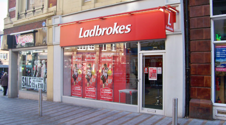 Ladbrokes overweegt sluiting van al zijn fysieke agentschappen in België: een historisch keerpunt voor sportweddenschappen